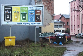 ▲	Billboard informujący o sposobie segregowania śmieci przy ul. Chojnowskiej w Legnicy.