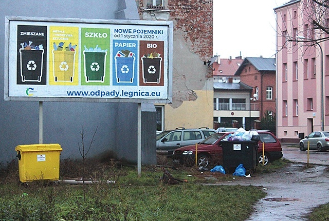 ▲	Billboard informujący o sposobie segregowania śmieci przy ul. Chojnowskiej w Legnicy.