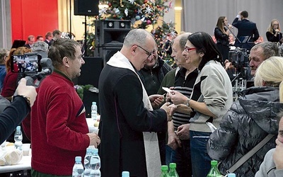 Podczas spotkania był czas na życzenia i przełamanie się opłatkiem.