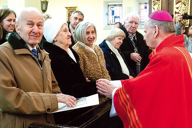 Zofia i Jan Janusowie otrzymują życzenia oraz różaniec od bp. Jana Kopca. Z prawej Zuzanna i Stanisław Suwaldowie.