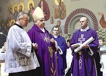 J. Wloka z bp. Janem Kopcem i ks. proboszczem Grzegorzem Skopem podczas uroczystości wręczenia odznaczenia papieskiego Benemerenti. 