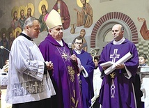J. Wloka z bp. Janem Kopcem i ks. proboszczem Grzegorzem Skopem podczas uroczystości wręczenia odznaczenia papieskiego Benemerenti. 