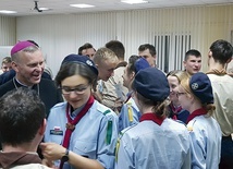 ▲	Skautów odwiedził bp Piotr Turzyński.