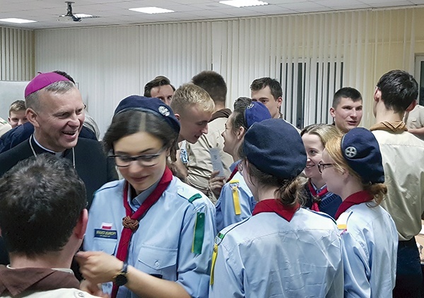 ▲	Skautów odwiedził bp Piotr Turzyński.