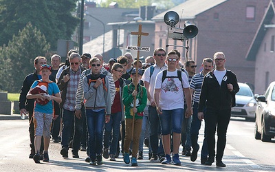 ▲	Mężczyźni z Siemianowic- -Michałkowic w drodze na piekarskie wzgórze.