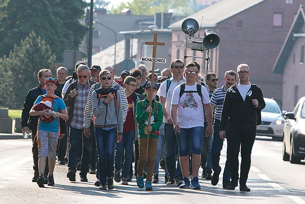 ▲	Mężczyźni z Siemianowic- -Michałkowic w drodze na piekarskie wzgórze.