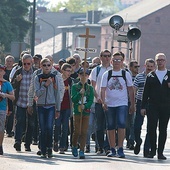 ▲	Mężczyźni z Siemianowic- -Michałkowic w drodze na piekarskie wzgórze.