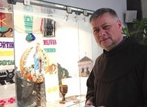 ▲	O. Dymitr OFM z figurą Matki Bożej Anielskiej – w tle eksponaty z Ameryki Południowej.