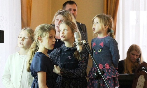 Wspólne kolędowanie połączyło wszystkie pokolenia.