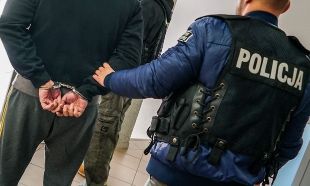 Policjanci zatrzymali mężczyznę, który włamywał się i okradał kościoły