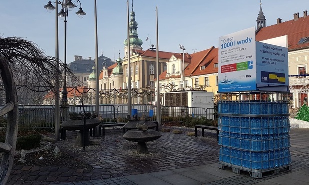Pszczyna. Urzędnicy zachwalają mieszkańcom zalety picia wody z kranu