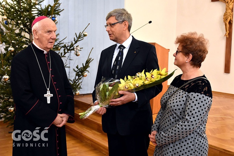 Państwo Stolarczykowie ze Spotkań Małżeńskich przywitali biskupa kwiatami.