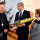 Państwo Stolarczykowie ze Spotkań Małżeńskich przywitali biskupa kwiatami.