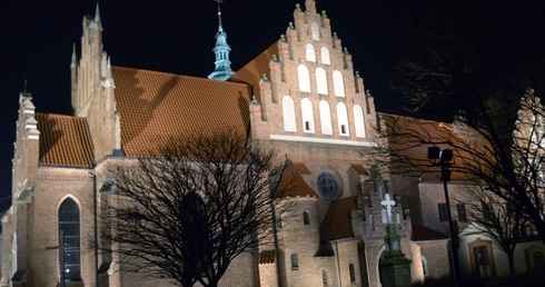 Bernardyni zachęcają do nocnej modlitwy w ich klasztornym kościele w Radomiu.