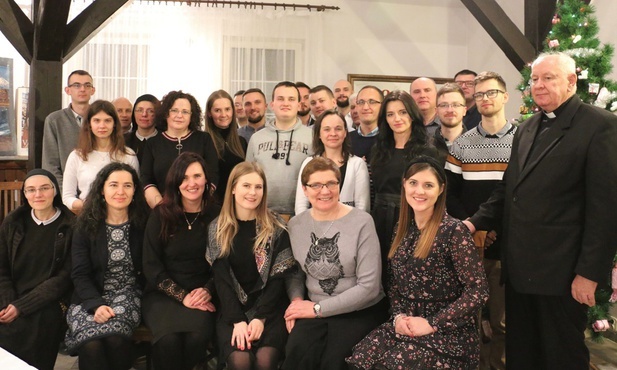 Uczestnicy zjazdu z ks. Wojciechem Szarym.