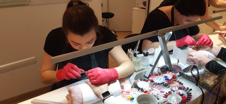 Śląskie. Kreacje, fryzury, makijaż i manicure. Ostatnie przygotowania do Sylwestra