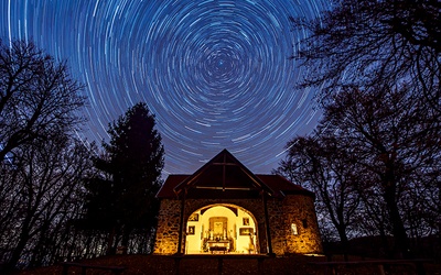 Kaplica Karancs niedaleko miejscowości Karancslapujtő na Węgrzech na tle nocnego nieba. Zdjęcie z widocznym ruchem gwiazd nad biegunem północnym powstało dzięki wielu ujęciom o przedłużonej ekspozycji.
18 grudnia 2019 r. Węgry