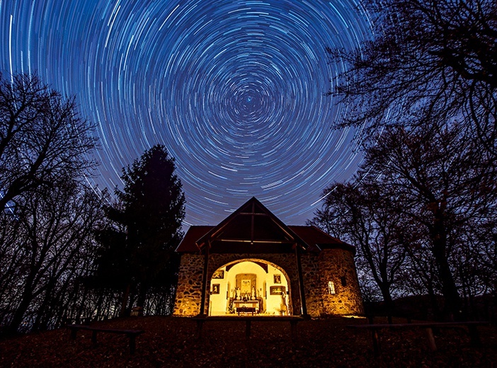 Kaplica Karancs niedaleko miejscowości Karancslapujtő na Węgrzech na tle nocnego nieba. Zdjęcie z widocznym ruchem gwiazd nad biegunem północnym powstało dzięki wielu ujęciom o przedłużonej ekspozycji.
18 grudnia 2019 r. Węgry