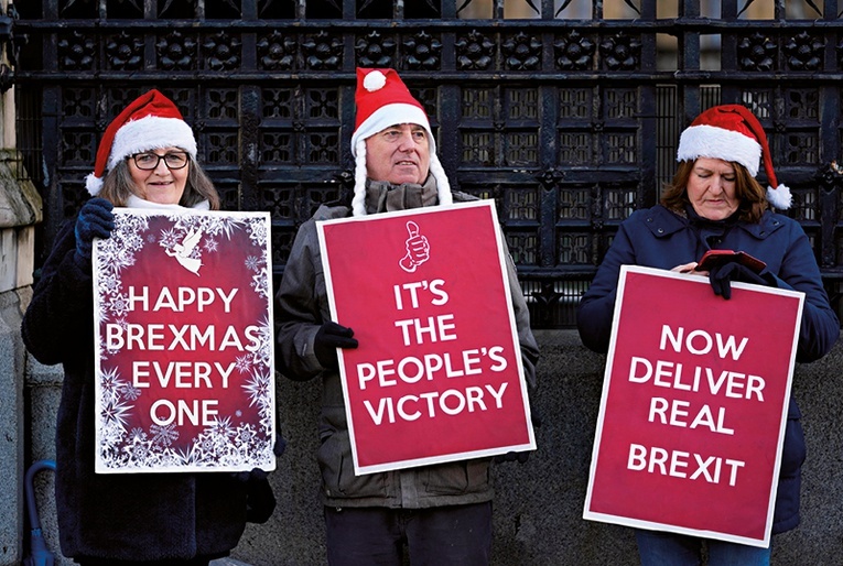 Zwolennicy brexitu demonstrują przed budynkiem Parlamentu  w Londynie.