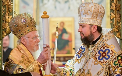 Przekazanie tomosu dla Kościoła na Ukrainie. Na zdjęciu patriarcha Bartłomiej oraz metropolita  kijowski Epifaniusz.