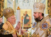 Przekazanie tomosu dla Kościoła na Ukrainie. Na zdjęciu patriarcha Bartłomiej oraz metropolita  kijowski Epifaniusz.