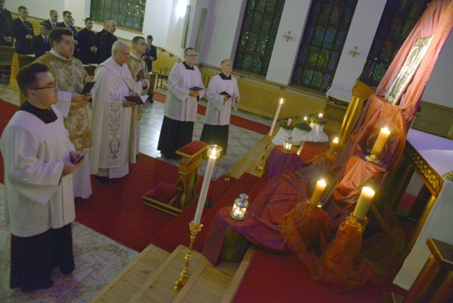 Grudzień. Seminaryjna kaplica została otwarta dla wszystkich, którzy zechcieli wziąć udział w śpiewie Akatystu.