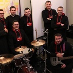 Październik. Zespół księży Jak Najbardziej gra coraz więcej koncertów ewangelizacyjnych.