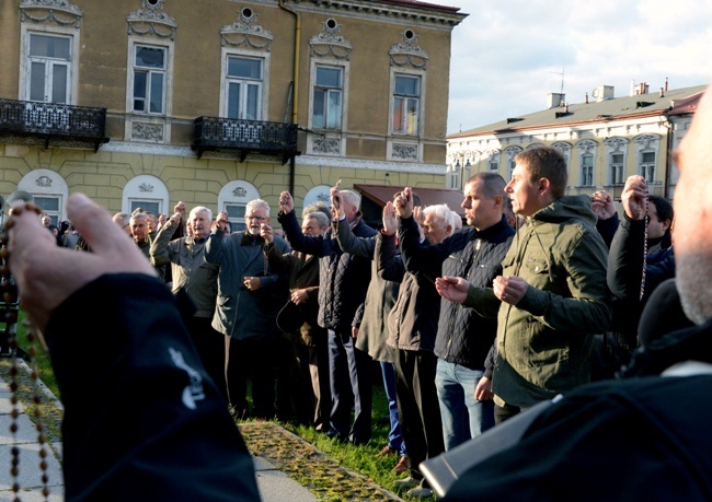 Październik. Z inicjatywy Rycerzy Kolumba rozpoczęły się comiesięczne spotkania mężczyzn na publicznej modlitwie różańcowej.