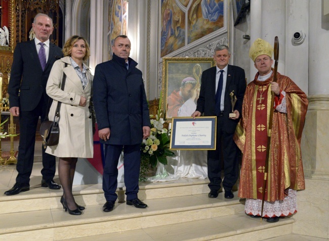 Październik. W katedrze z okazji rocznicy śmierci bp. Jana Chrapka przyznano nagrody "Viventi Caritate".