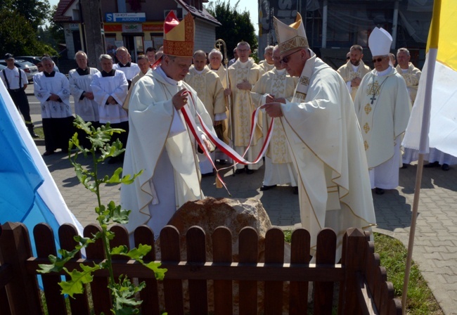 Sierpień. Obchody 100-lecia parafii Bliżyn.