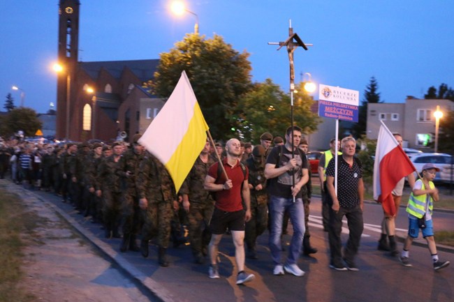 Czerwiec. Nocne piesze pielgrzymki kobiet i mężczyzn z Radomia do sanktuarium w Starej Błotnicy.