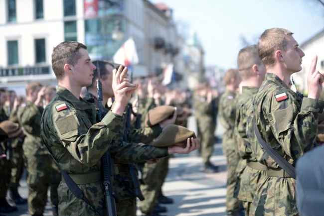 Marzec. W Radomiu przysięgę wojskową składali żołnierze Wojsk Obrony Terytorialnej.