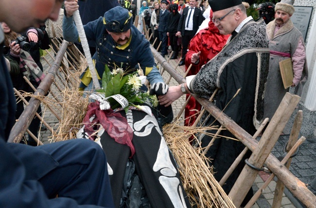 Marzec. W Jedlińsku odbyło się coroczne widowisko "Ścięcie śmierci".