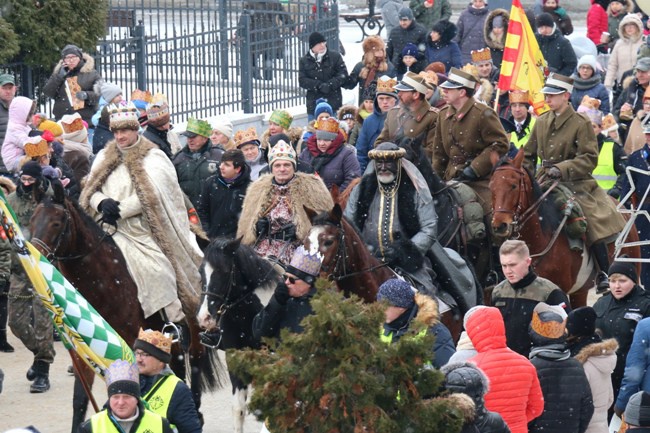 Styczeń. Ulicami szeregu miejscowości w diecezji przeszły Orszaki Trzech Króli.