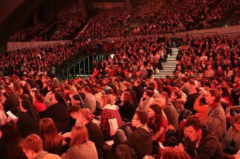 ESM 2019. Posiłek na pl. Wolności i ostatnia modlitwa w Hali Stulecia