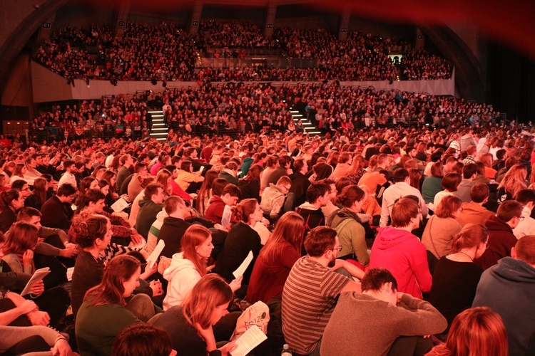 ESM 2019. Posiłek na pl. Wolności i ostatnia modlitwa w Hali Stulecia