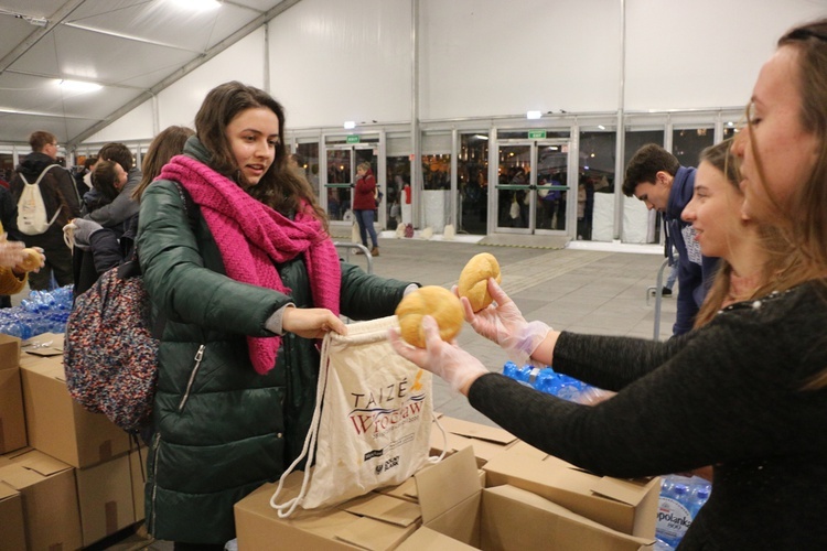 ESM 2019. Posiłek na pl. Wolności i ostatnia modlitwa w Hali Stulecia