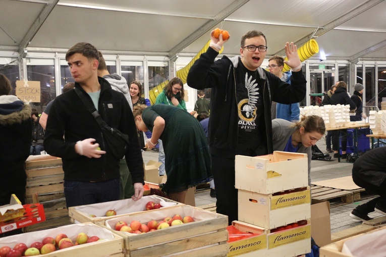 ESM 2019. Posiłek na pl. Wolności i ostatnia modlitwa w Hali Stulecia