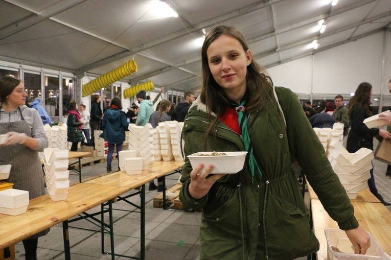 ESM 2019. Posiłek na pl. Wolności i ostatnia modlitwa w Hali Stulecia