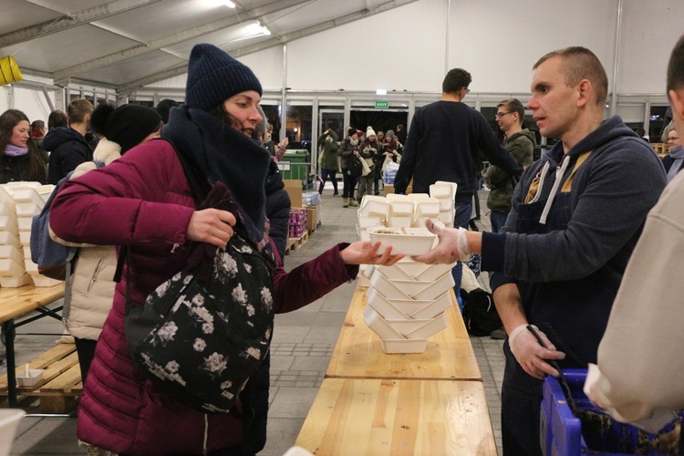 ESM 2019. Posiłek na pl. Wolności i ostatnia modlitwa w Hali Stulecia