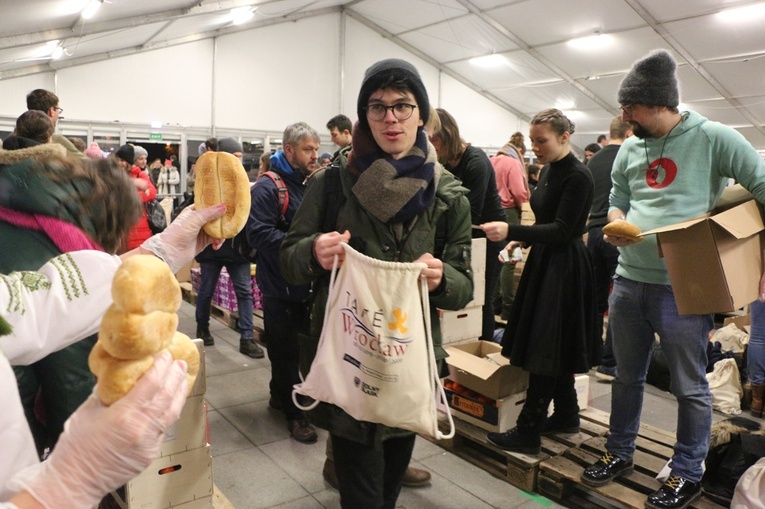 ESM 2019. Posiłek na pl. Wolności i ostatnia modlitwa w Hali Stulecia