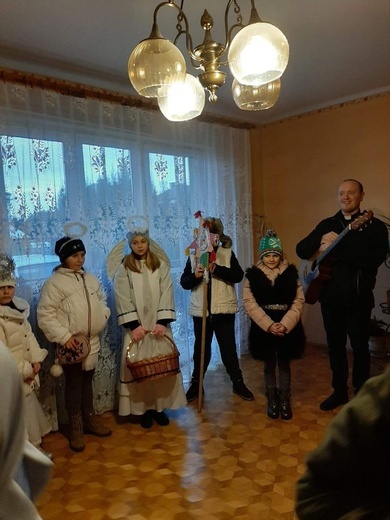 Ulanów, mieszkanie prywatne. Grupa kolędnicza.