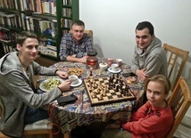 Długie rozmowy, turniej w szachy i armata z tektury