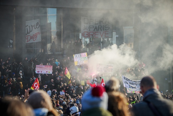 Policja użyła gazu łzawiącego wobec demonstrantów w Paryżu