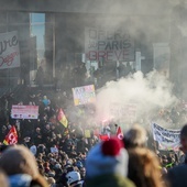 Policja użyła gazu łzawiącego wobec demonstrantów w Paryżu