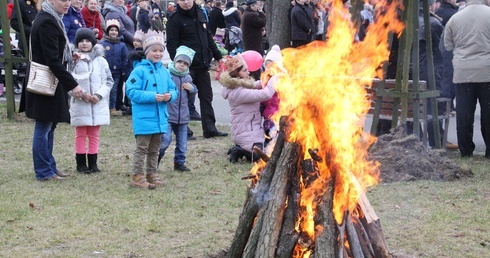 W Nowej Dębie przy ognisku