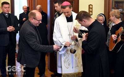 Bp Adam poświęcił i okadził mieszkanie bp. Ignacego.