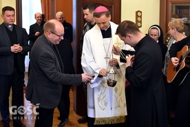 Bp Adam poświęcił i okadził mieszkanie bp. Ignacego.