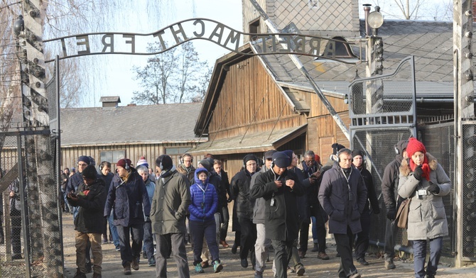 Bracia z Taizé oraz wolontariusze z różnych krajów odwiedzili były niemiecki obóz koncentracyjny Auchswitz.
