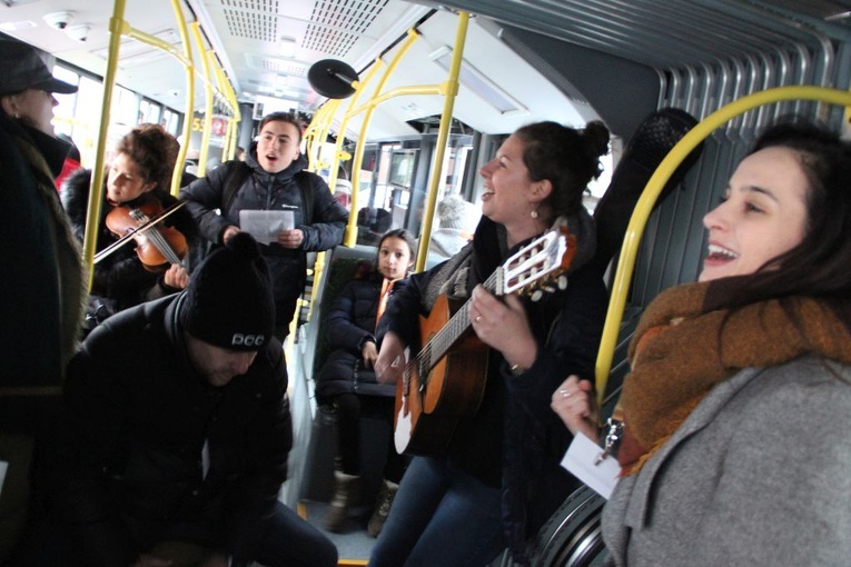 Zielonogórskie "Kolędowanie w Autobusie"